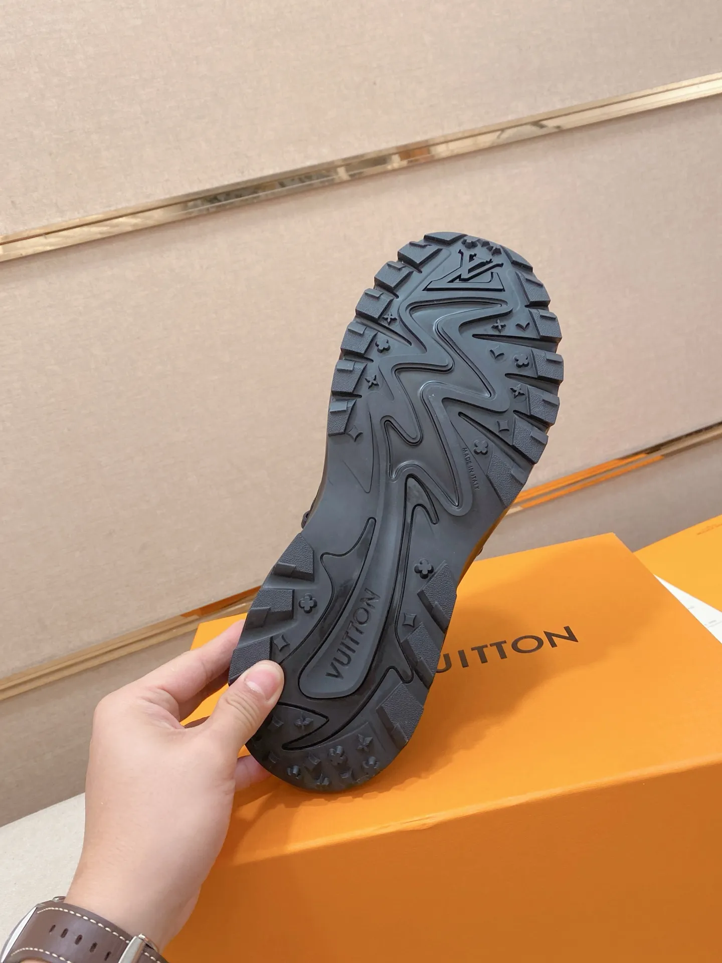 Men's Men's Shoes💰: 620💰The high version of the LV Runner Tatic sneakers are made of a whole piece of technical knitting to create an easy-to-take-on design, and are trimmed with cow leather to outline the upper. The LV logo on the side creates a dynamic feel among the textures, and the leather back strap is shaped like the handle fasteners in the Louis Vuitton leather goods collection. Mixed materials Laces Louis Vuitton accents Rubber outsole with Vuitton logo Size 39-44 Customizable 38.45.46